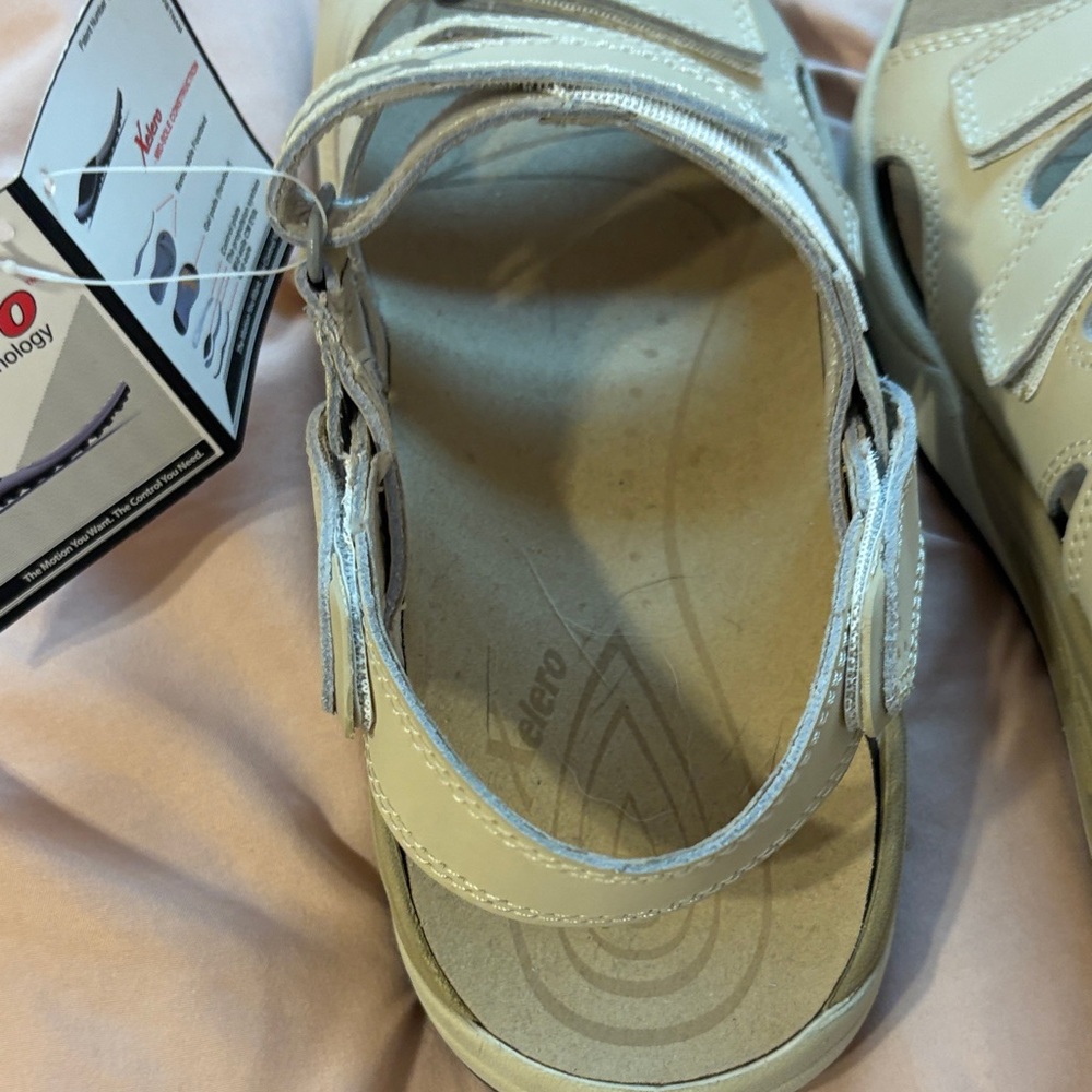 XELERO Athletic Sandals - Cream straps NWT - Picture 12 of 16